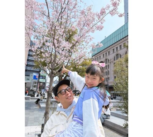  パンサー尾形、毎年恒例“桜×父娘ショット”を披露 