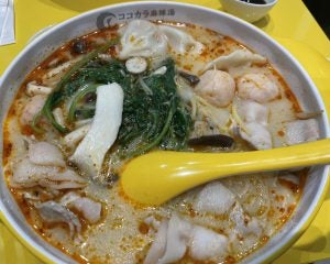 「なぜ女子は平気なの？」人気の麻辣湯専門店で「バイキングの相性は最悪」と自称する肥満男性が、あえなく顔面崩壊するまで