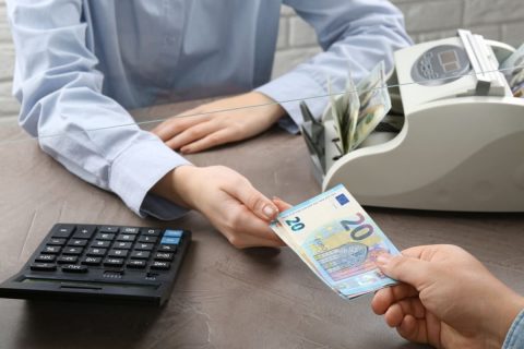 海外に住む息子へ「100万円」を送金したら、銀行から使い道を確認されました。家族への仕送りでも説明が必要？