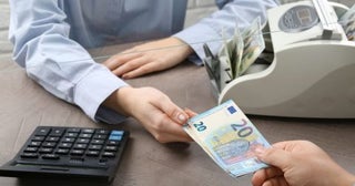 海外に住む息子へ「100万円」を送金したら、銀行から使い道を確認されました。家族への仕送りでも説明が必要？