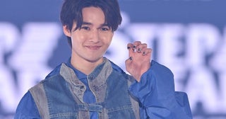 藤岡真威人、お茶目ポーズでネイル見せ【GirlsAward 2025SS】