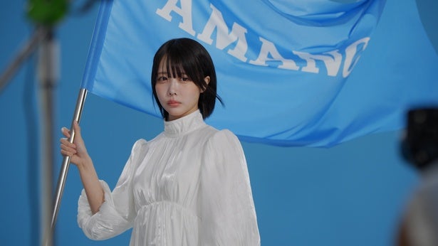 あの、新TVCMで巨大旗振り回し「一緒に覚えてね」とキュートな歌声披露