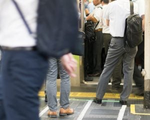 「痛えんだよ！」満員電車で“ドアの前から絶対に動かない”男性が逆ギレ…他の乗客が放った「一言」にスッキリ――年末年始ベスト