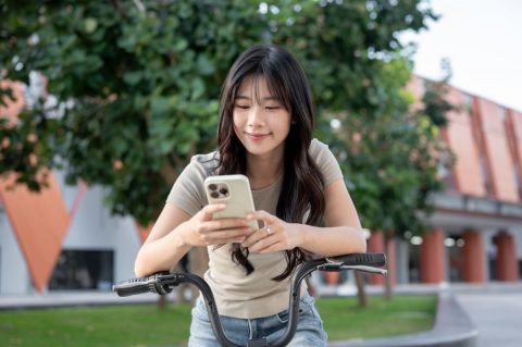 自転車で信号待ち中、ついスマホを確認してしまいます。これも反則金「1万2000円」の“青切符”の対象になりますか？