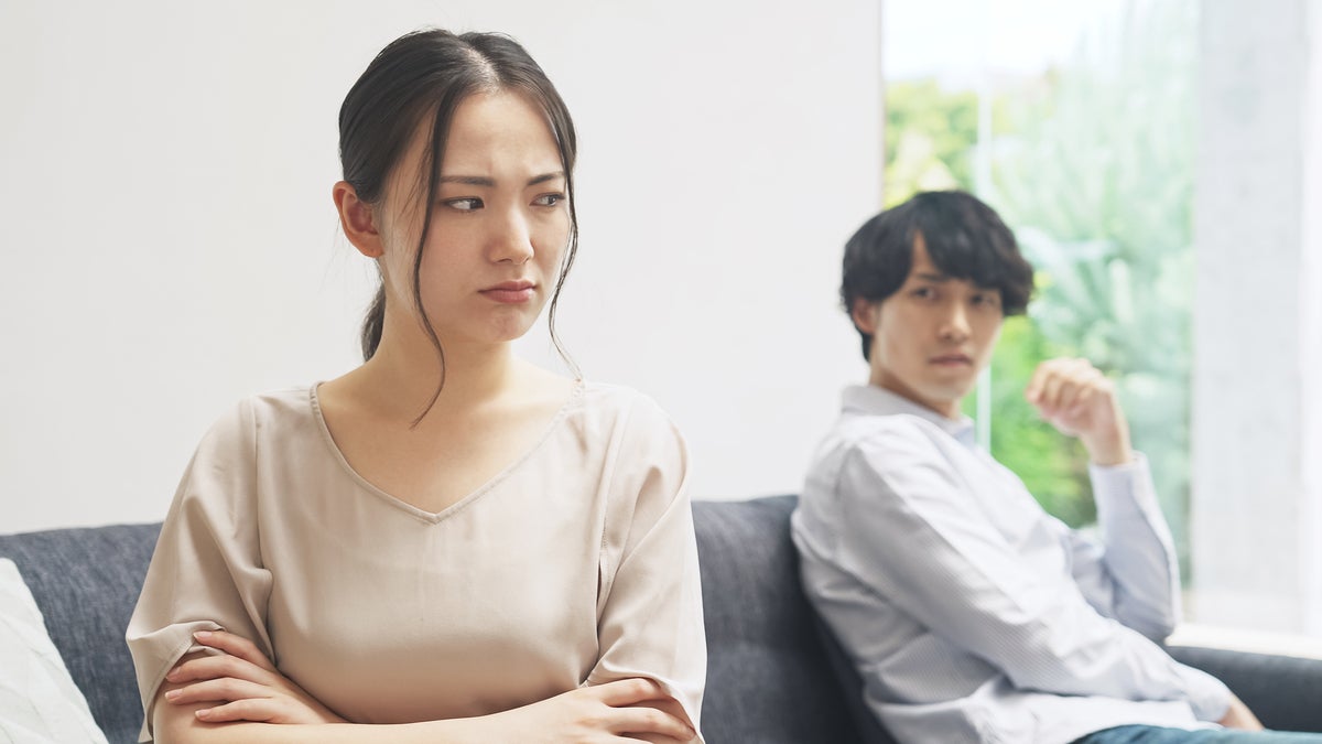 夫／妻に思わずイラッ！ 結婚生活でイラつく相手の行動、2位「生活リズムが違う」に差をつけた1位は？「いつも自分ばかり」