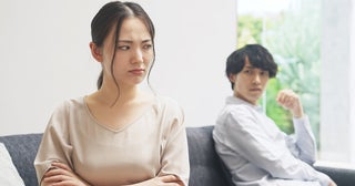 夫／妻に思わずイラッ！ 結婚生活でイラつく相手の行動、2位「生活リズムが違う」に差をつけた1位は？「いつも自分ばかり」