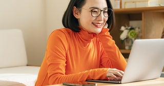 「ノートパソコン」と呼ぶのは日本だけ？海外で持ち運びに便利なパソコンの呼び名は全然違った