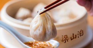 【実食レポ】あふれるスープはもはや“飲む小籠包”!?台北で大行列の「梁山泊小籠湯包」が池袋に初上陸！衝撃の“肉汁”を堪能してきた