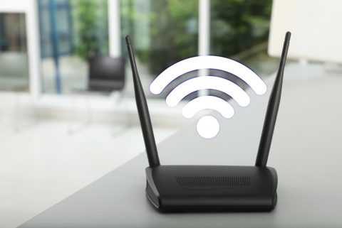 「端末代は実質無料」と勧められ、70代の父が“据置型Wi-Fiルーター”を契約。後日、月額料金が「5000円ほど」増えたため解約を申し出ると、本体代「9万円」を請求された！ 無料ではなかったのでしょうか？