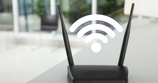 「端末代は実質無料」と勧められ、70代の父が“据置型Wi-Fiルーター”を契約。後日、月額料金が「5000円ほど」増えたため解約を申し出ると、本体代「9万円」を請求された！ 無料ではなかったのでしょうか？