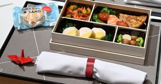 JAL、国内線短距離ファーストクラスの機内食を弁当形式に