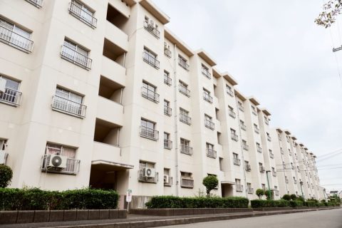 公営住宅に住んでいますが「収入超過」になると、退去勧告されると聞きました。そのまま住み続けたいのですが、年収いくらまでだったら居住が許されるのでしょうか？