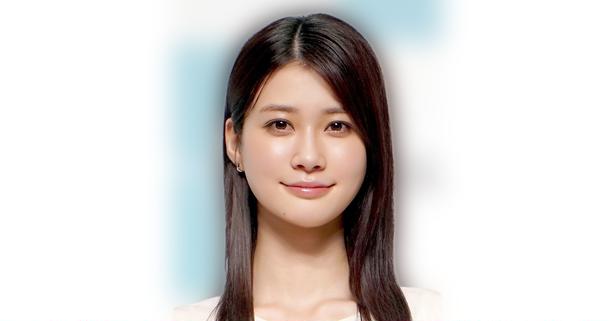 生見愛瑠、ピンクシャツ×デニムパンツのカジュアル先生コーデに「親しみ感じる」「めっちゃかわいい」の声＜GTO＞