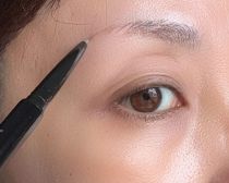 眉毛は「シャーペンでスラスラ描く」時代へ。KATEの“眉シャーペン”、48歳美容ライターが絶賛するワケ