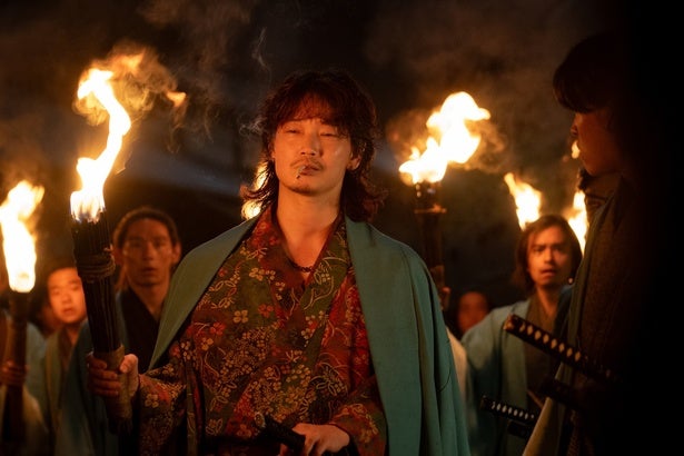 上杉柊平“新八”の仇討ちにより近藤派が窮地に奥野瑛太“新見”が暗躍する中、ついに綾野剛“芹沢”が本性を現す＜ちるらん＞