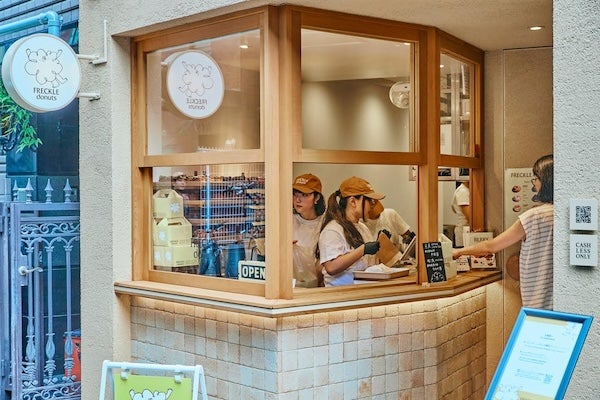 【東京都渋谷区】厳選素材で作ったふわふわフレンチクルーラーの専門店「FRECKLE donuts」好評営業中！