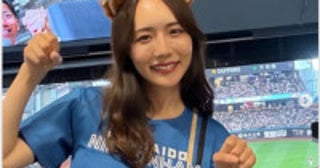 “会社員のお姉さん”インフルエンサー美女、かわいすぎるキツネ耳姿