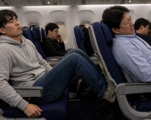 「シート倒すな！」突然ブチ切れた20代男性客に機内は騒然。「普通っぽい見た目だったのに…」／機内トラブルは世界で3年2.7倍。じつは“倒しても後ろが狭くならない”座席も登場していた