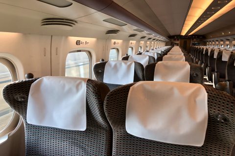 年末に普通車が満席で仕方なく「のぞみ」のグリーン車に乗ったのですが、静かな車内が快適でびっくり！ “5000円以上割高”ですし、やはり「高年収のビジネスパーソン」が乗っているのでしょうか？