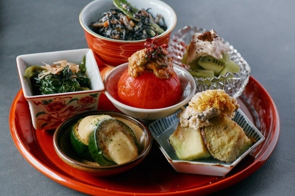 東京・北千住にオープン。焼鳥をハイボールや焼酎と楽しむ隠れ家酒場「調和」