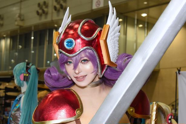 ビキニアーマーを着こなす「ドラクエ3」女戦士コスプレ「重力に思いきり逆らった髪形も完全再現」＜ニコニコ超会議＞