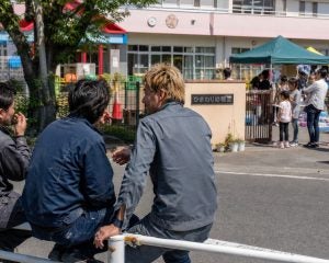 「お前らの敷地じゃねえだろ」幼稚園の隣で路上喫煙する“コワモテの3人組”を追い払った先生の一言 ／全国初の路上喫煙禁止条例、実は“火傷防止”が大きな目的だった