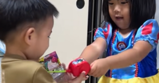 「かーしーて」を教える2歳姉。言えた弟くんの【あ、どーも…】な反応が可愛すぎて無理