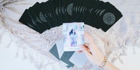 12星座×タロット占い「牡牛座（おうし座）」2025年5月5日（月・祝）～5月11日（日）のあなたの運勢は？ 総合運・開運メッセージ