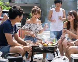 アパートの前で大学生集団がBBQ。あまりに騒がしいので注意したら「あなたに注意される筋合いはありませ〜ん」と煽られ…警察に通報した結果／「公道だから自由」は大きな勘違い