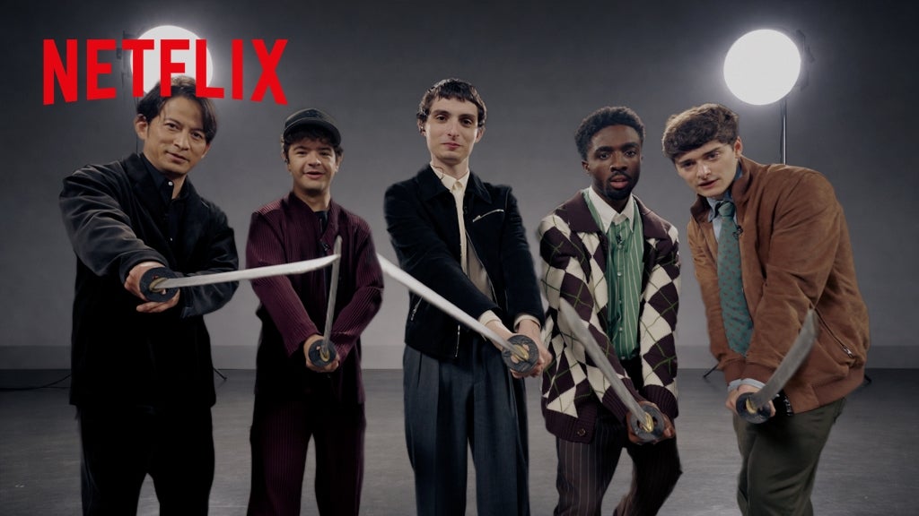 岡田准一が“ストシンボーイズ”に武術指導！「イクサガミ」×「ストレンジャー・シングス」がコラボレーション映像を披露