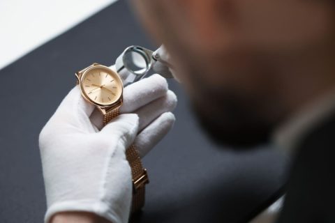 大掃除で「オメガの腕時計」を発見！ 売ったら「50万円以上」になったのですが、税金はかかりますか？ だいぶ高価ですし“確定申告”が必要でしょうか？