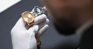 大掃除で「オメガの腕時計」を発見！ 売ったら「50万円以上」になったのですが、税金はかかりますか？ だいぶ高価ですし“確定申告”が必要でしょうか？