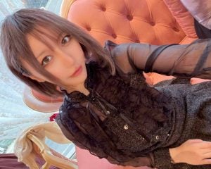 4歳で両親が離婚、複数の男性が出入りする家…シングルマザーに「対等な女性」として育てられた“謎の美女”が明かす壮絶な半生