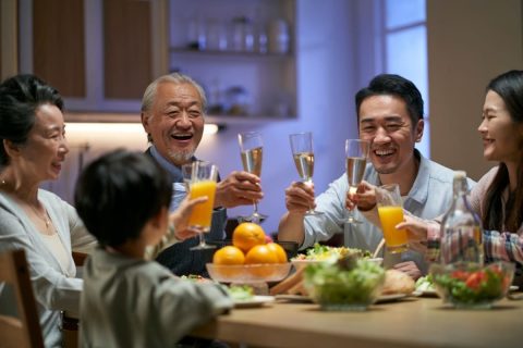 帰省中に家族で外食したところ、父が「うちは来てもらってる立場だから出すよ」と言ってくれました。毎回甘えるのも気が引けるのですが、帰省時の食事代はどこまで負担してもらってよいのでしょうか？