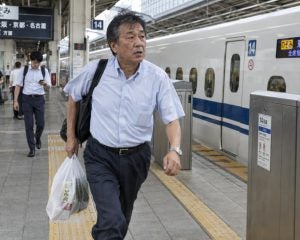 「開けろよ。ふざけるな」と絶叫、駅員に掴みかかろうとして…「新幹線に乗り遅れた」50代男性の末路／新幹線は1本あたり何分しか遅れていないのか調べてみた