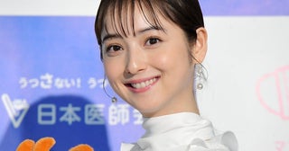 佐々木希、猫耳カチューシャ姿で愛犬を抱っこ「すっぴん？」「可愛すぎる」の声