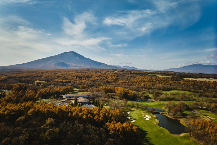 群馬・北軽井沢の紅葉と温泉と美食を満喫するプランANAホリデイ・イン リゾート軽井沢、12歳以下は宿泊・食事無料