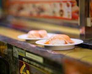 「サーモンこないね」回転寿司店で“軽蔑の眼差し”を向けられ…無意識で「迷惑行為」をしていた40代男性の後悔