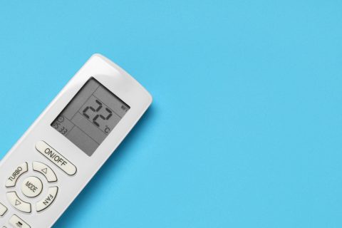 夫が「冷房のままだと電気代がもったいない」と言って、寝室のエアコンを毎晩寝る前に「除湿」へ切り替えます。朝まで“8時間”つけっぱなしにした場合、本当に節約効果はあるのでしょうか？