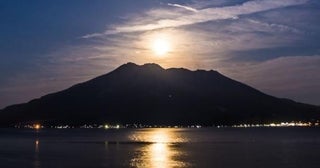 条件を満たせば現れる幻想的な“月の道”！桜島から夜の海に伸びる光の道に絶句!!知る人ぞ知る夜景スポット【無料展望室シリーズvol.19】