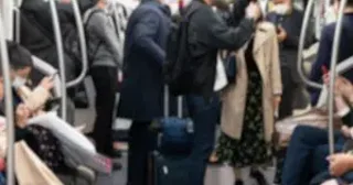 「お前が邪魔したんだろ！」迷惑すぎる“電車内を移動”する老人。勇気ある若者の行動で車内に平和が戻るまで