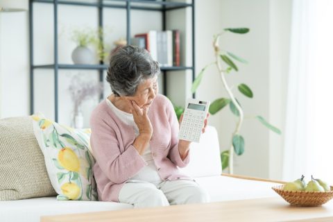 実家に帰省した際、60歳の母が年金を繰り上げて受け取っていたことが発覚！ 本人は「早く受け取った方が安心」と言いますが、長期的には損になりますよね？ 今からでも取りやめることはできますか？