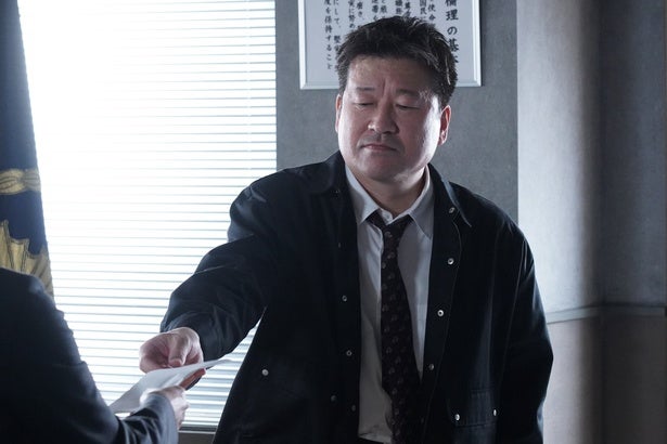 佐藤二朗“誠”は、娘・月島琉衣“音花”が逮捕され、退職届を提出し離婚届を突きつける＜夫婦別姓刑事＞
