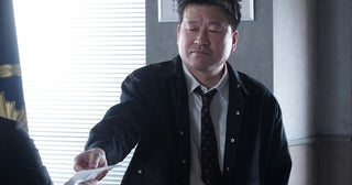 佐藤二朗“誠”は、娘・月島琉衣“音花”が逮捕され、退職届を提出し離婚届を突きつける＜夫婦別姓刑事＞