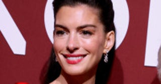 アン・ハサウェイ、ヴァレンティノの真っ赤なドレスでファッションのイベントに