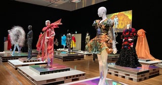 【展示レポート】『LOVE ファッション－私を着がえるとき』ファッション×アート×文学から、私たち人間の「装うこと」への願望や情熱を考察する