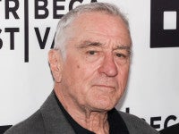 トランスジェンダー告白したロバート・デ・ニーロの娘、父から惜しみない支援を受けている