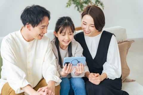 夫婦で「Android」を使用していますが、娘に「iPhoneがほしい」と言われました。10万円以上すると聞き驚いたのですが、それだけ使いやすいのでしょうか…？