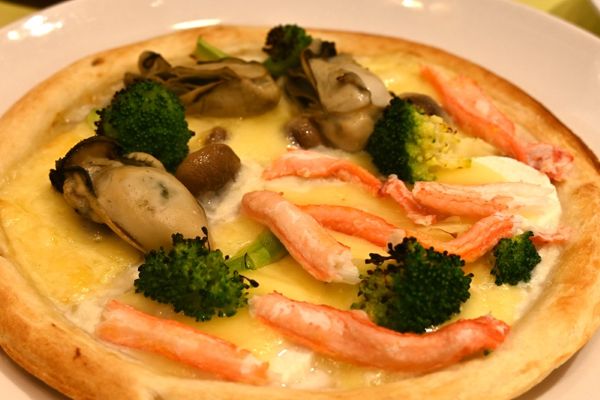 鳥取カニと岡山カキ、ピザでコラボ東京で「海の幸フェア」、抽選会も