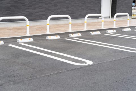 観光地で「コンビニの駐車場」に2時間駐車→戻ってから「罰金3万円」の張り紙にビックリ！ お店で「5000円分」は買い物済みなのに、さらに“駐車代”も払うんですか？ 利用時の注意点とは